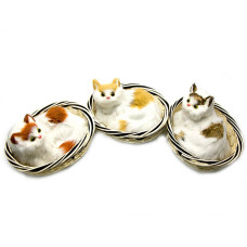 Кошка в корзинке в автомобиль (22х17х10,5 см)