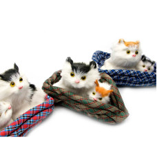Котята на коврике (мяукают) в автомобиль (16х14х10,5 см)